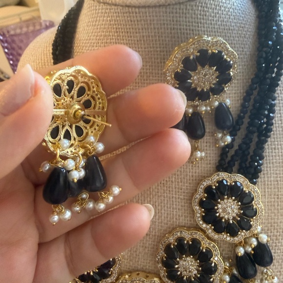 Elegant Black and Gold Jewelry Set - Picture 7 of 8